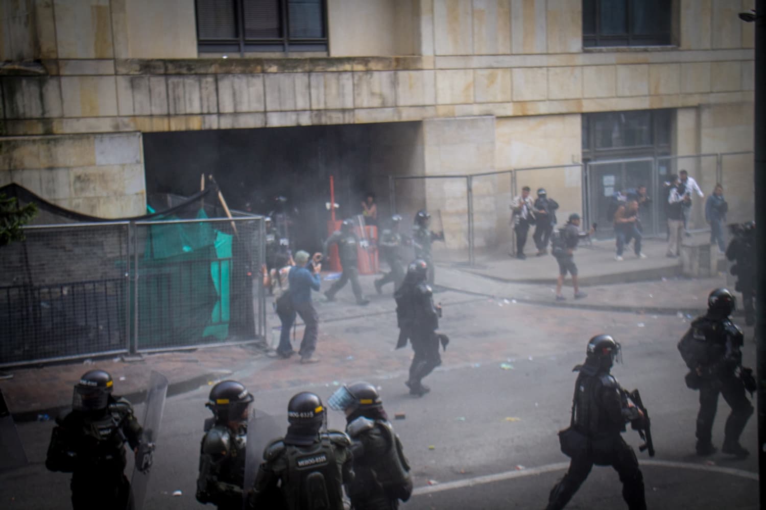 Disturbios Y Vandalismo De Manifestantes Tras Sitiar Palacio De